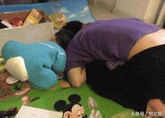 宝爸带娃睡图 忍住别笑 真的超有爱