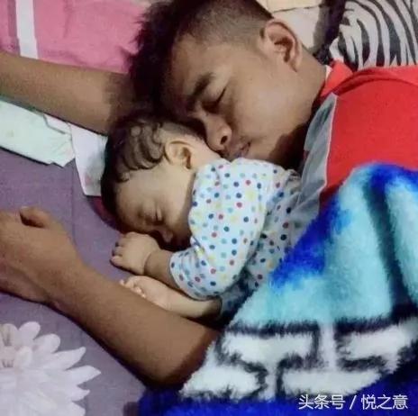 宝爸带娃睡图 忍住别笑 真的超有爱