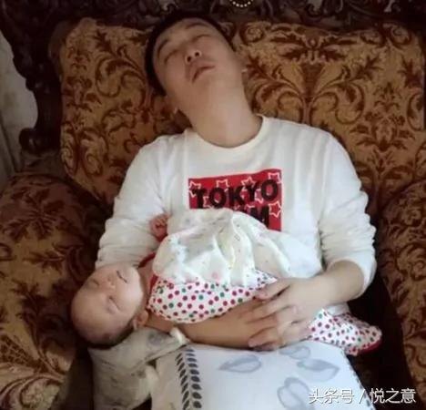 宝爸带娃睡图 忍住别笑 真的超有爱