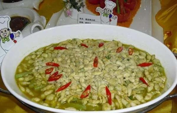 这条肥嘟嘟的绿毛虫 是虫虫界的黑马 成了昂贵的高档菜!