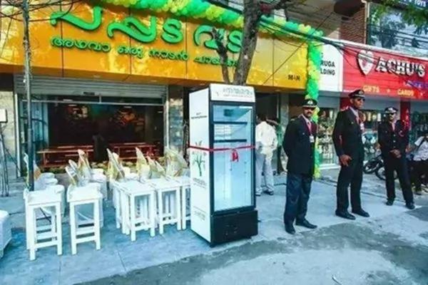 餐厅老板在门口放了一台冰箱装剩菜饭 结果…