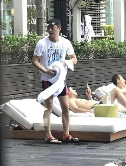 李亚鹏撇下李嫣独自赴台度假游泳日光浴好不自在 阿波罗新闻网