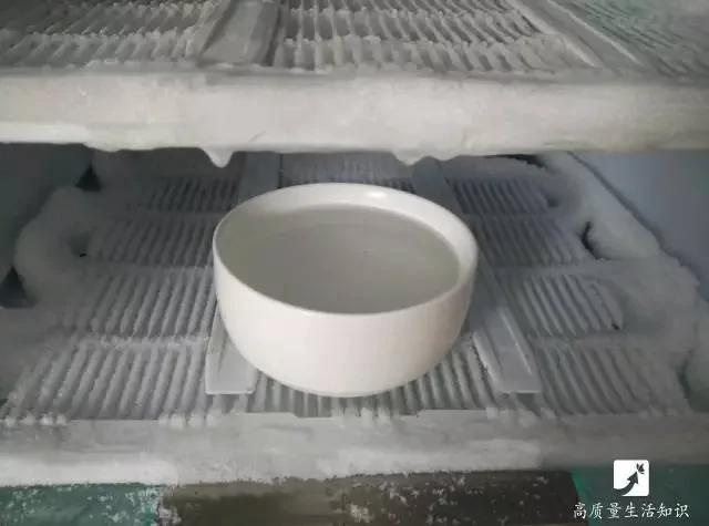 在冰箱里放一块这个 10年都不用清洁冰箱!