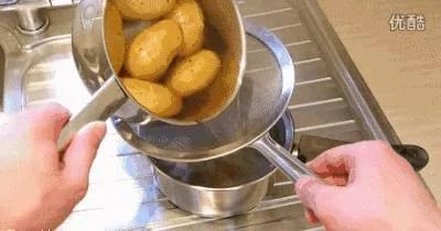 这样削土豆比剥香蕉还快 简单又实用!