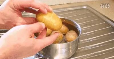 这样削土豆比剥香蕉还快 简单又实用!