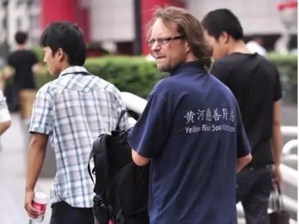 英国富豪偶遇60岁中国老太 竟11年不回家倾家荡产