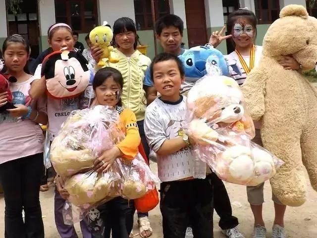 英国富豪偶遇60岁中国老太 竟11年不回家倾家荡产