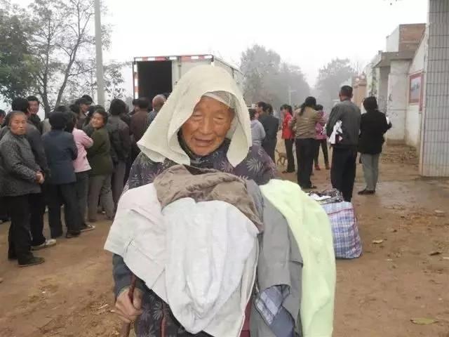英国富豪偶遇60岁中国老太 竟11年不回家倾家荡产