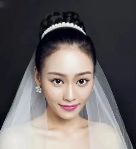 新娘妆前后对比 化妆师这个职业真是太逆天了!