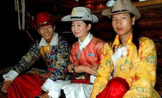 中国五大原始部落 可持枪可一夫多妻