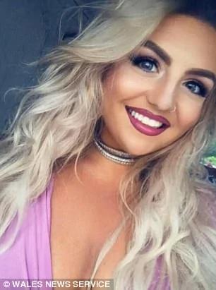 英国冻龄妈妈跟女儿同天毕业 被误当成孪生姐妹