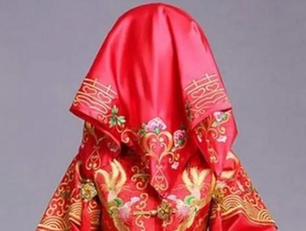 为什么古时新娘出嫁 要在头上盖一块红布?