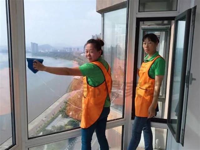 还傻傻用布擦玻璃?家政阿姨一个简单土方法 随便擦两下玻璃就干净透亮!
