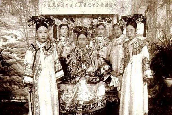 慈禧睡觉需要五个人伺候 每睡一觉身边的宫女都被。。。