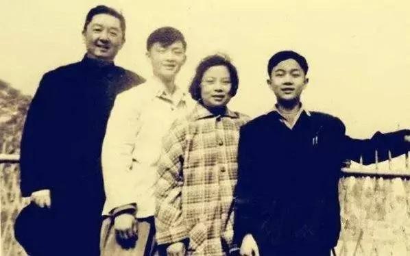 【老照片】奇葩的右派名额 上趟厕所回来就是 被斗死