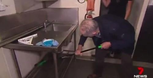 总理搭地铁站被当众臭骂 去餐厅被逼擦地