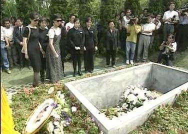 2岁亡童下葬前突然“坐起来要水喝” 爸爸惊恐之余赶忙拿水 没想到下一秒…