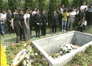 2岁亡童下葬前突然“坐起来要水喝” 爸爸惊恐之余赶忙拿水 没想到下一秒…