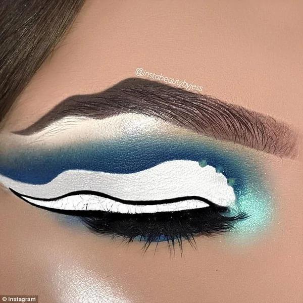 英国美妆博主画“波浪眉” 挑战传统引领新潮流