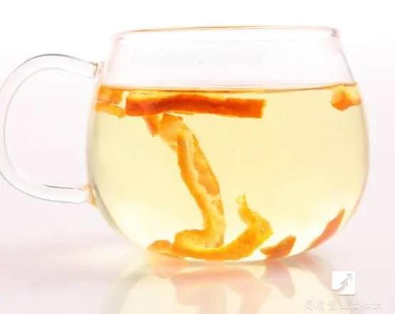 她将橘子皮点燃 没想到发生了神奇的一幕