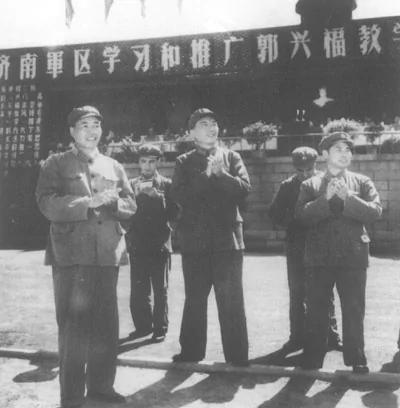 【揭秘】中共广告史上最成功 61座行宫18岁少女围绕只为毛