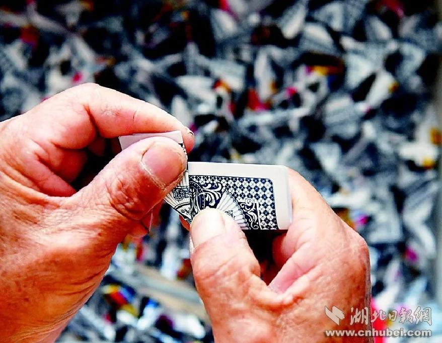 男子用扑克折花瓶 作品惊艳了世人