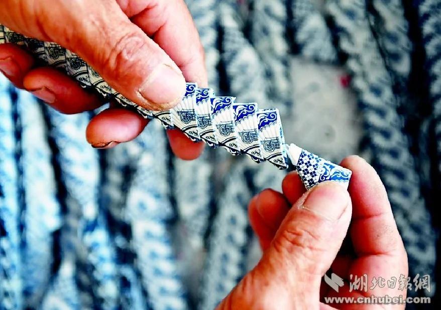 男子用扑克折花瓶 作品惊艳了世人