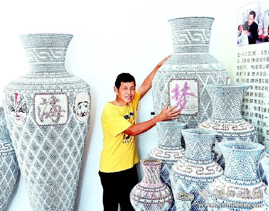 男子用扑克折花瓶 作品惊艳了世人