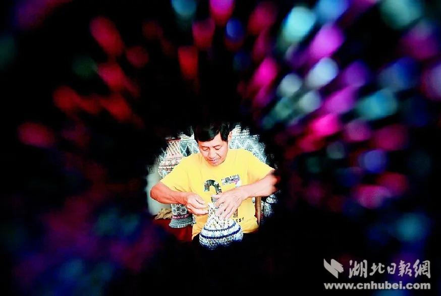 男子用扑克折花瓶 作品惊艳了世人