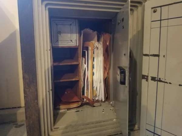 他打开放在地下室的“保险箱” 里头的“文件”让他惊呼“赚翻啦!”