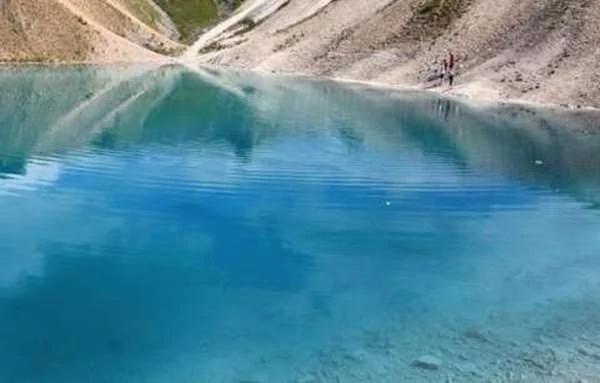 当游客来到这又“蓝”又美的湖泊游泳时 居民们都一脸惊恐 原来…