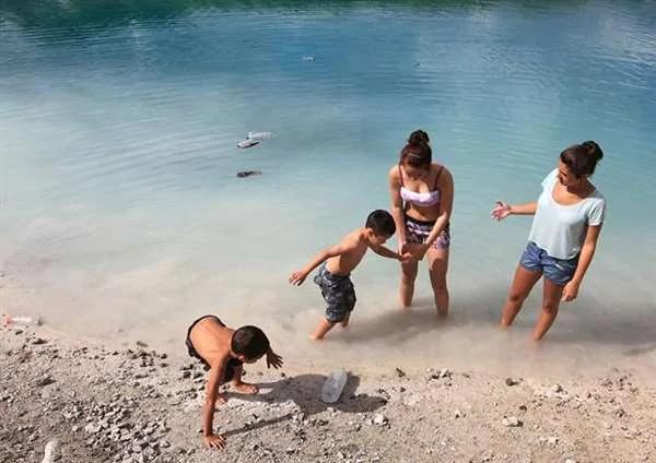 当游客来到这又“蓝”又美的湖泊游泳时 居民们都一脸惊恐 原来…