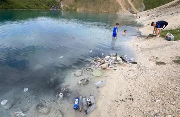 当游客来到这又“蓝”又美的湖泊游泳时 居民们都一脸惊恐 原来…