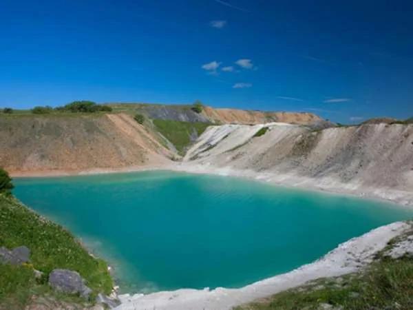 当游客来到这又“蓝”又美的湖泊游泳时 居民们都一脸惊恐 原来…