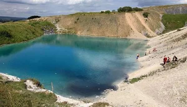 当游客来到这又“蓝”又美的湖泊游泳时 居民们都一脸惊恐 原来…