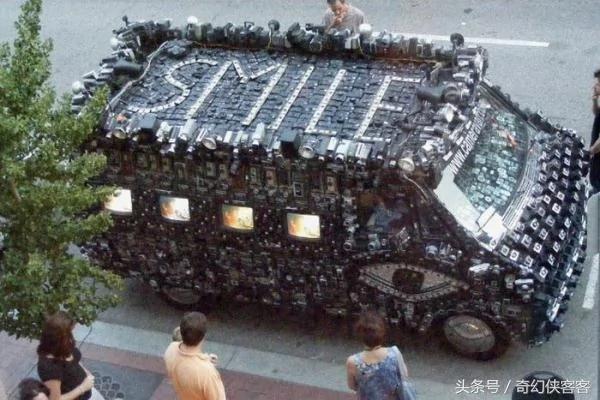 不怕碰瓷了!小伙把800台相机贴满车身 只为…