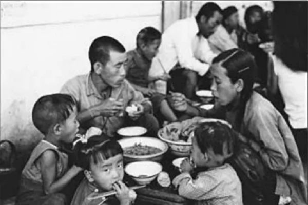 从1959年到1962年的三四年间，中共造成4000万中国人被活活饿死。其中，中共提倡的农业合作化是导致这一恶果的原因之一。图为河北人民公社社员在食堂里吃饭。（裴毅然《四千万饿殍——从大跃进到大饥荒》文中插图截图）