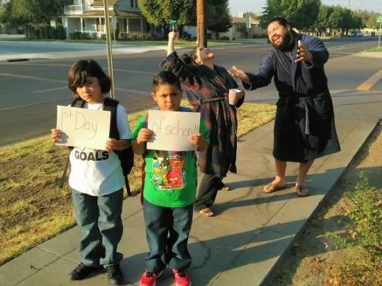 终于开学啦!爸妈和屁孩两极反应让网友们都笑翻!