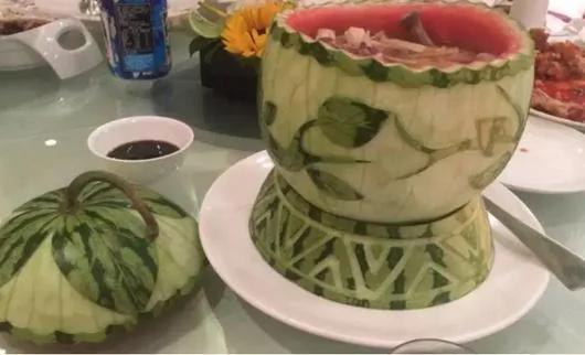 中国"西瓜鸡"刷爆美热搜 网友:堪比高校食堂黑料