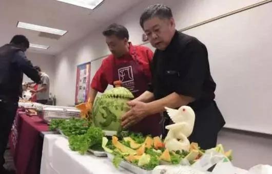 中国"西瓜鸡"刷爆美热搜 网友:堪比高校食堂黑料
