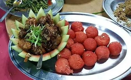 中国"西瓜鸡"刷爆美热搜 网友:堪比高校食堂黑料