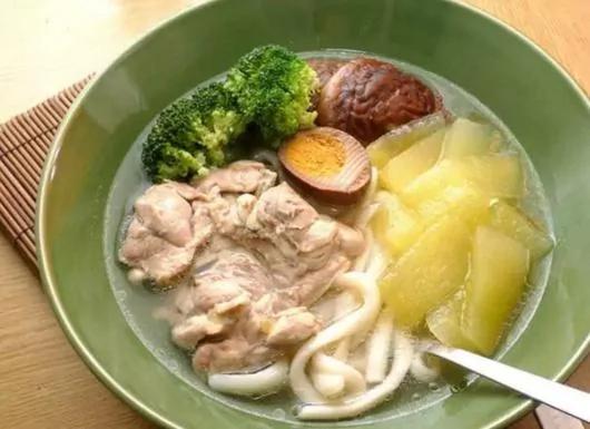 中国"西瓜鸡"刷爆美热搜 网友:堪比高校食堂黑料