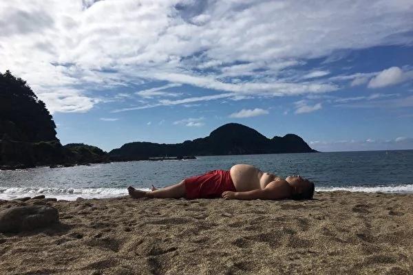 大肚男平躺沙滩留影 笑点让数万网民热传