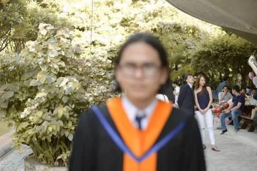 请摄影师帮拍毕业照 没想到结果悲剧了