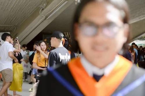 请摄影师帮拍毕业照 没想到结果悲剧了