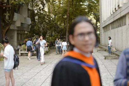 请摄影师帮拍毕业照 没想到结果悲剧了