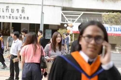 请摄影师帮拍毕业照 没想到结果悲剧了