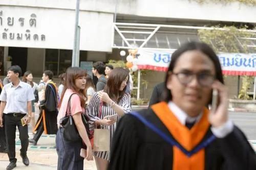 请摄影师帮拍毕业照 没想到结果悲剧了