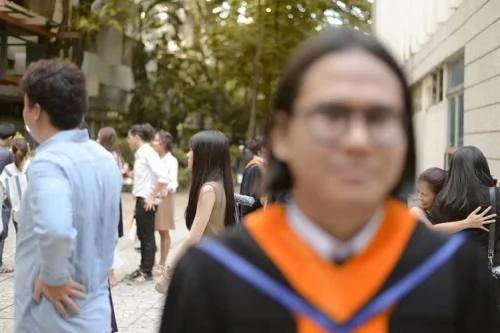 请摄影师帮拍毕业照 没想到结果悲剧了