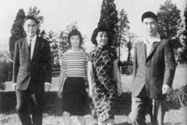 【揭秘】主席台上吃包子看三千人批斗大将